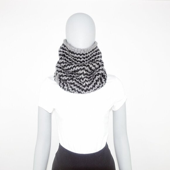 WOOL AND THE GANG Infinity Striped Gray snd Black Neck Warmer Snood - Picture 1 of 2